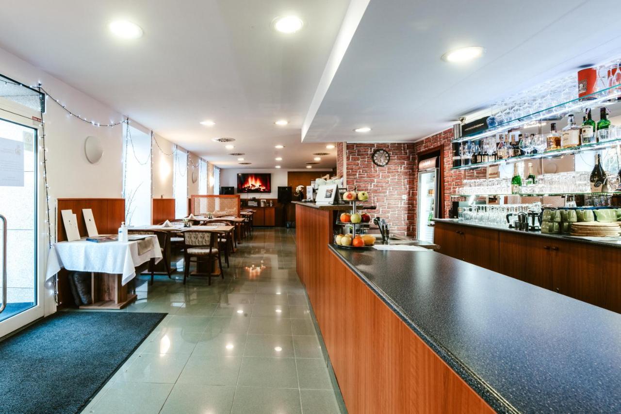 Hotel Adria Nova Dubnica Экстерьер фото