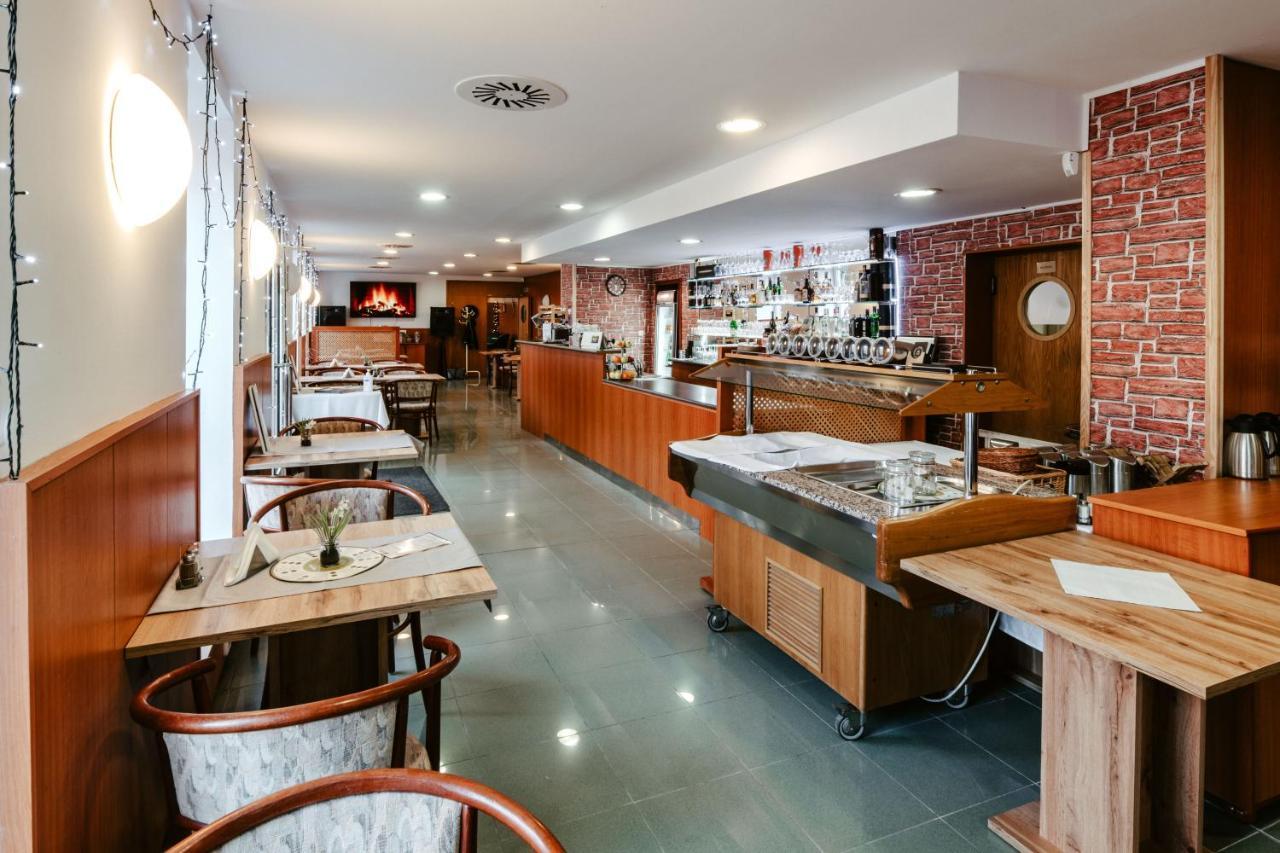 Hotel Adria Nova Dubnica Экстерьер фото